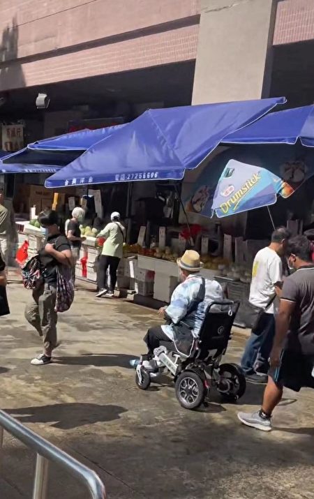 洪金寶近日被網民拍到坐輪椅現身菜市場。（小紅書截圖）