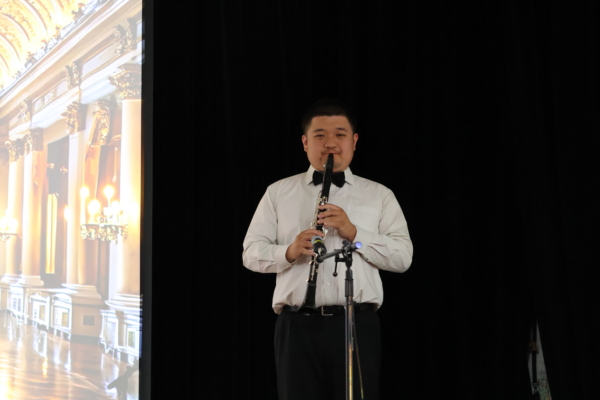 法輪功學員Zhuzhu帶來的單簧管演奏。(夏楚君/大紀元)