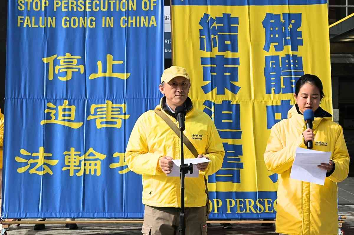 2025年7月19日,紐西蘭部份法輪功學員齊聚奧克蘭市中心伊利沙伯廣場,舉行反迫害26周年集會,並在皇后街進行了聲勢浩大的「解體中共、結束迫害」的遊行活動。圖為法輪功學員黃國華(左)在集會活動中講述自己及家人親歷的中共迫害。(趙凱/大紀元)