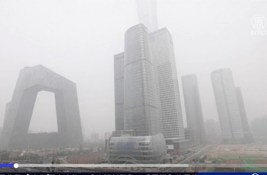 2021年11月6日，北京城一早大霧瀰漫。（影片截圖）