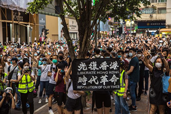  圖為2020年7月1日，香港抗議者在集會上高呼口號，反對新的《國家安全法》。（DALE DE LA REY/AFP via Getty Images）