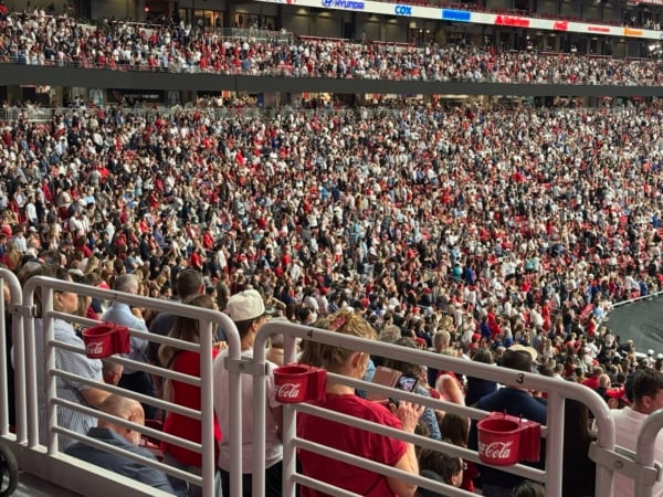美國政治活動家、保守派組織「Turning Point USA」(TPUSA)創辦人柯克(Charlie Kirk)的追思會,於9月21日在亞利桑那州格蘭岱爾市的州立農場體育館(State Farm Stadium)舉行。開場前,體育館內外聚集了數萬觀眾。(姜琳達/大紀元)