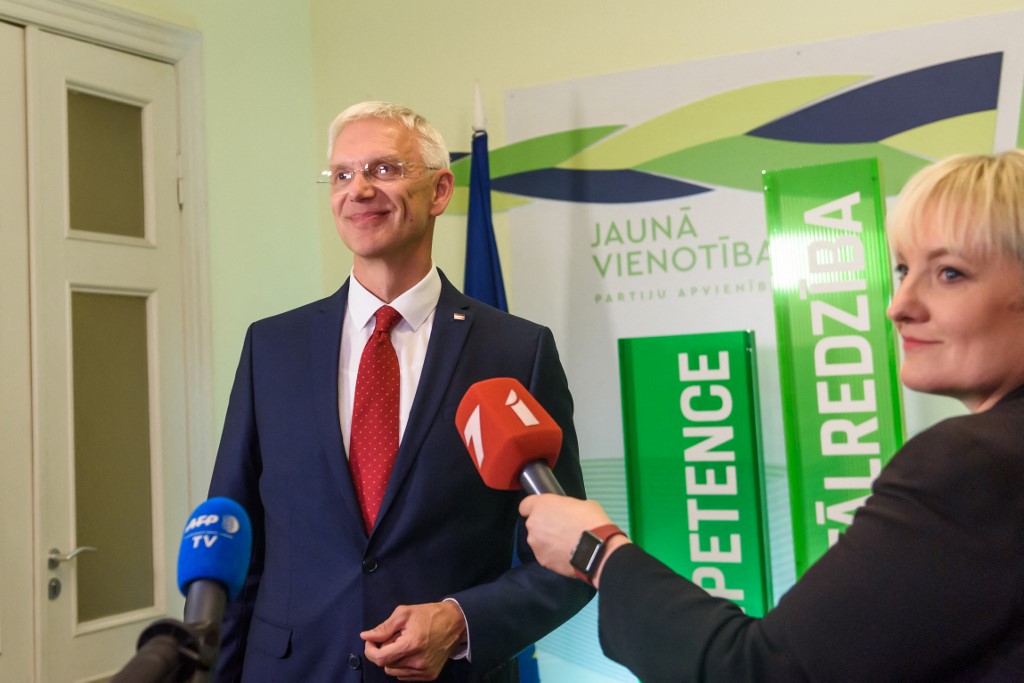2022年10月1日，拉脫維亞總理賈尼斯·卡林斯 （Krisjanis Karins） 在大選出口民調公布前向媒體發表講話。（Gints Ivuskans/AFP）