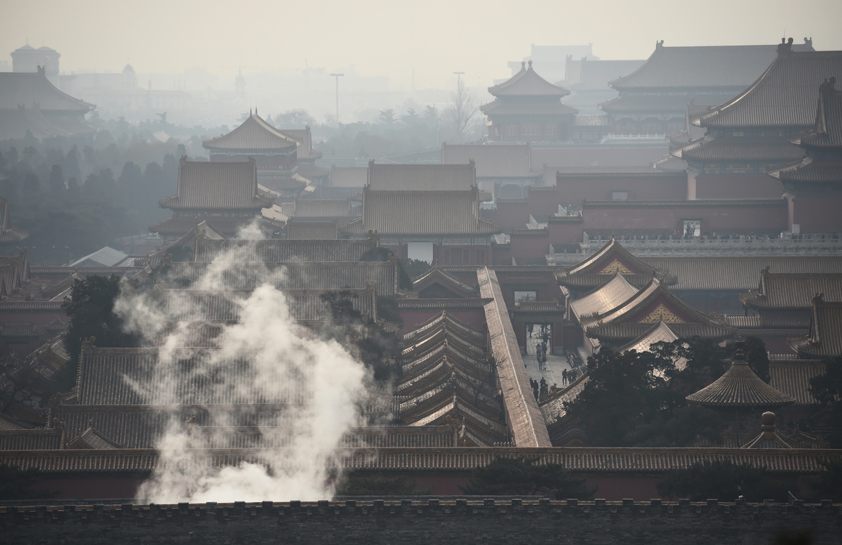 中共內外交困的情況從多方面顯露出來。圖為2015年12月紫禁城外污染嚴重的北京城。（GREG BAKER/AFP via Getty Images）
