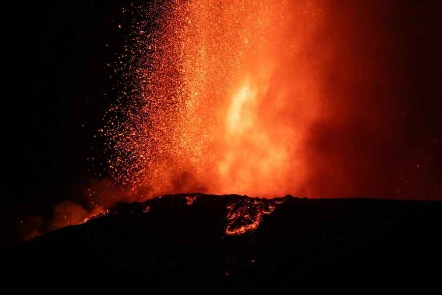 意大利埃特納火山爆發 附近機場航班一度中斷