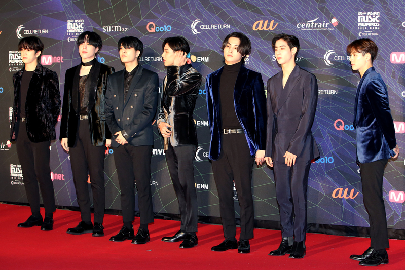 南韓人氣男團GOT7出席2018 MAMA香港場紅毯照。 （Anthony Kwan/Getty Images）