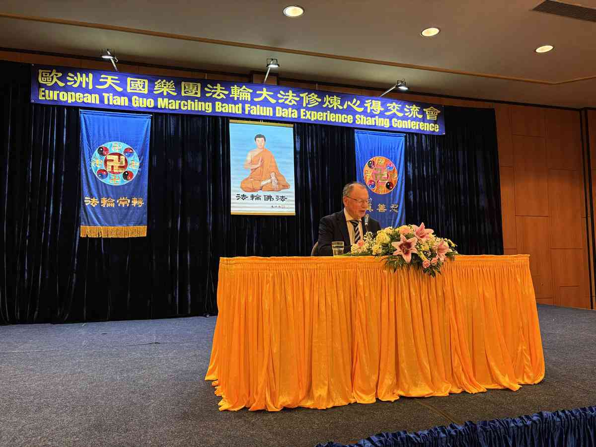 荷蘭法輪功學員費利克斯﹒赫爾曼斯(Felix Hermans)在法會中發言。(明慧網)