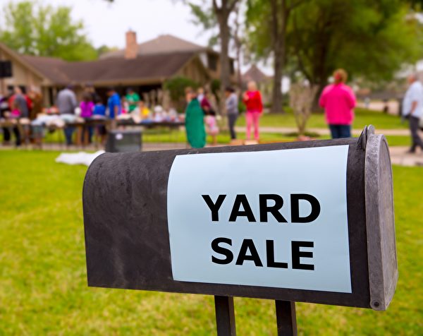 閒置物品可以集中一起，找一天舉辦庭院拍賣或車庫拍賣出清。（Shutterstock）