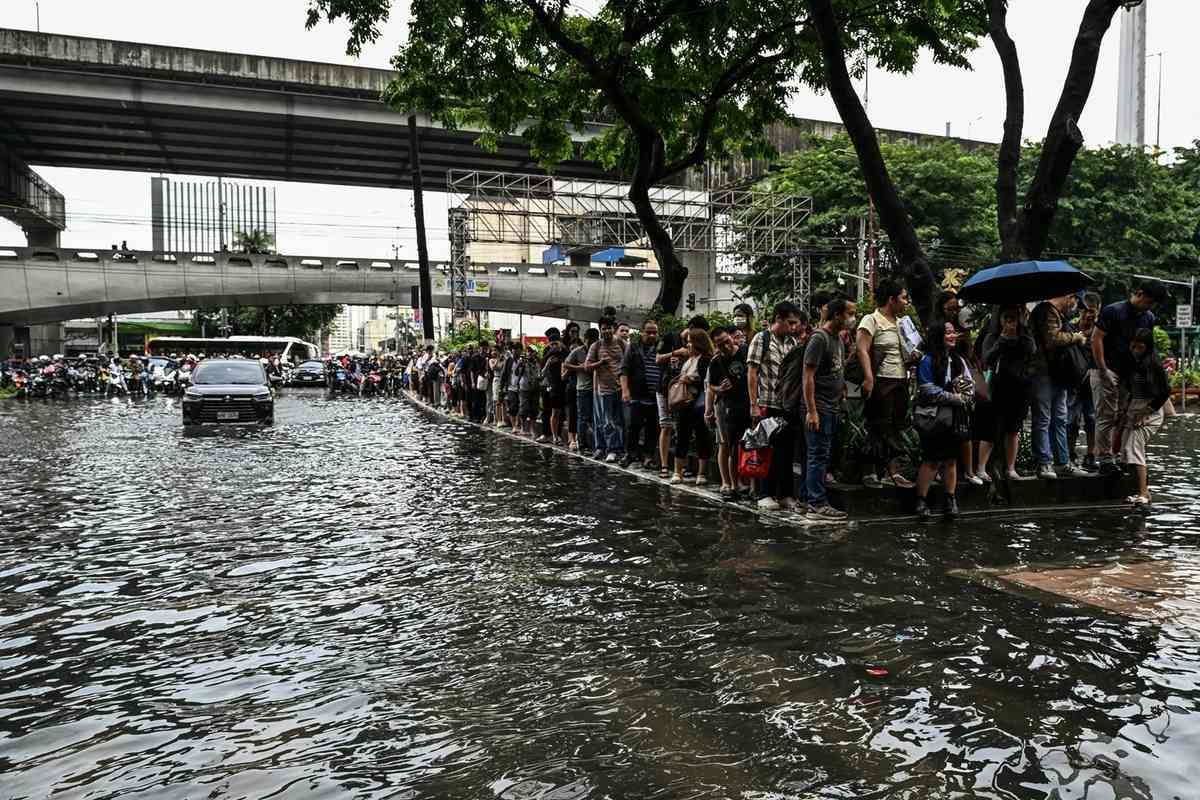 2026年8月17日，在菲律賓首都馬尼拉，多條街道因短時強降雨而嚴重積水，大量民眾被困路邊。（Jam Sta Rosa/AFP via Getty Images）