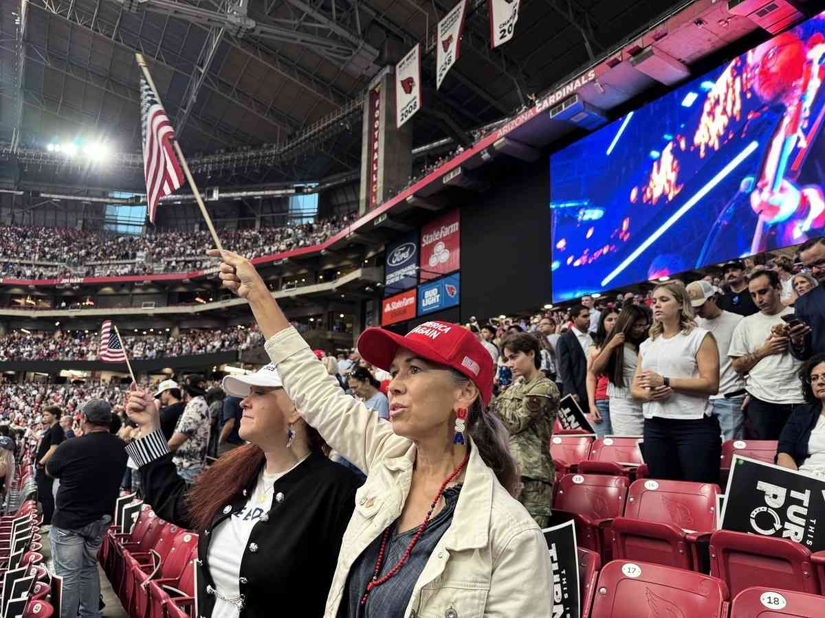 美國政治活動家、保守派組織「Turning Point USA」(TPUSA)創辦人柯克(Charlie Kirk)的追思會,於9月21日在亞利桑那州格蘭岱爾市的州立農場體育館(State Farm Stadium)舉行。開場前,體育館內外聚集了數萬觀眾。(姜琳達/大紀元)