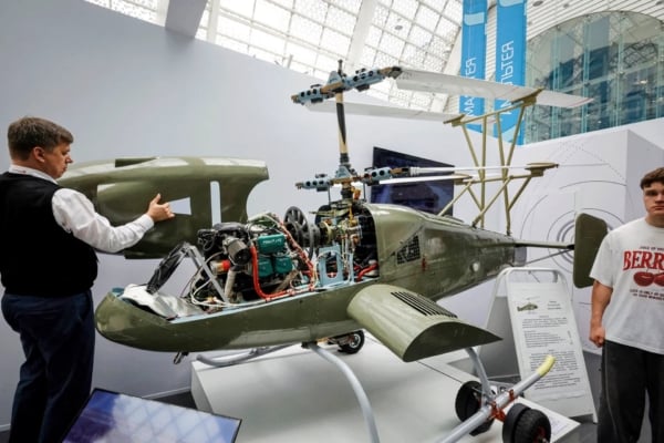 2025年8月14日,莫斯科郊區斯科爾科沃創新中心(Skolkovo Innovation Center)舉辦無人機與機械人系統開發商、製造商及操作員論壇期間,俄羅斯製造的無人機於會場展出。(Tatyana Makeyeva/AFP via Getty Images)