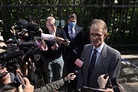  圖為澳洲駐華大使傅關漢（Graham Fletcher）27日在法庭外接受記者採訪。（NICOLAS ASFOURI/AFP via Getty Images）
