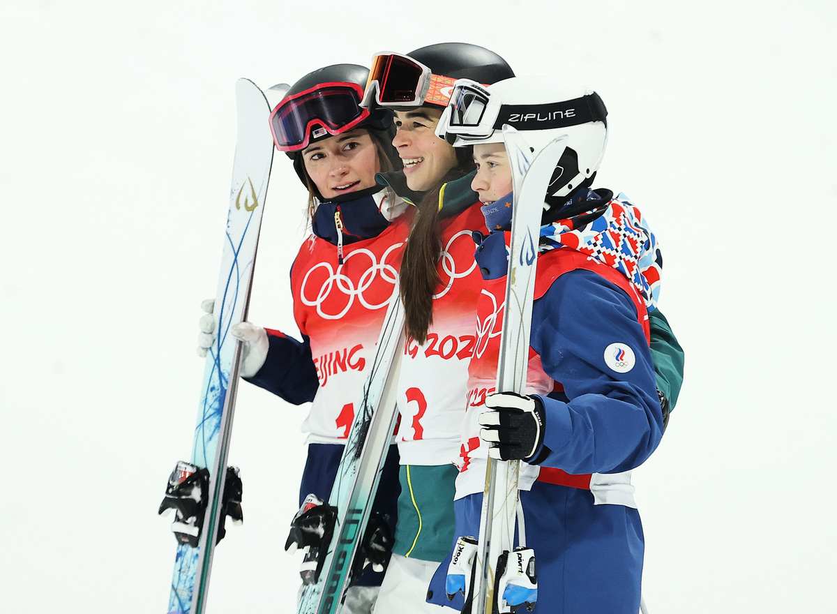 2022年2月6日，在2022冬季奧林匹克運動會女子雪上技巧決賽中，23歲的澳洲姑娘傑卡拉‧安東尼（中）獲得冠軍，美國選手考夫（左）獲得亞軍，俄羅斯代表隊的斯米爾諾娃（右）排名第三。（Cameron Spencer/Getty Images）