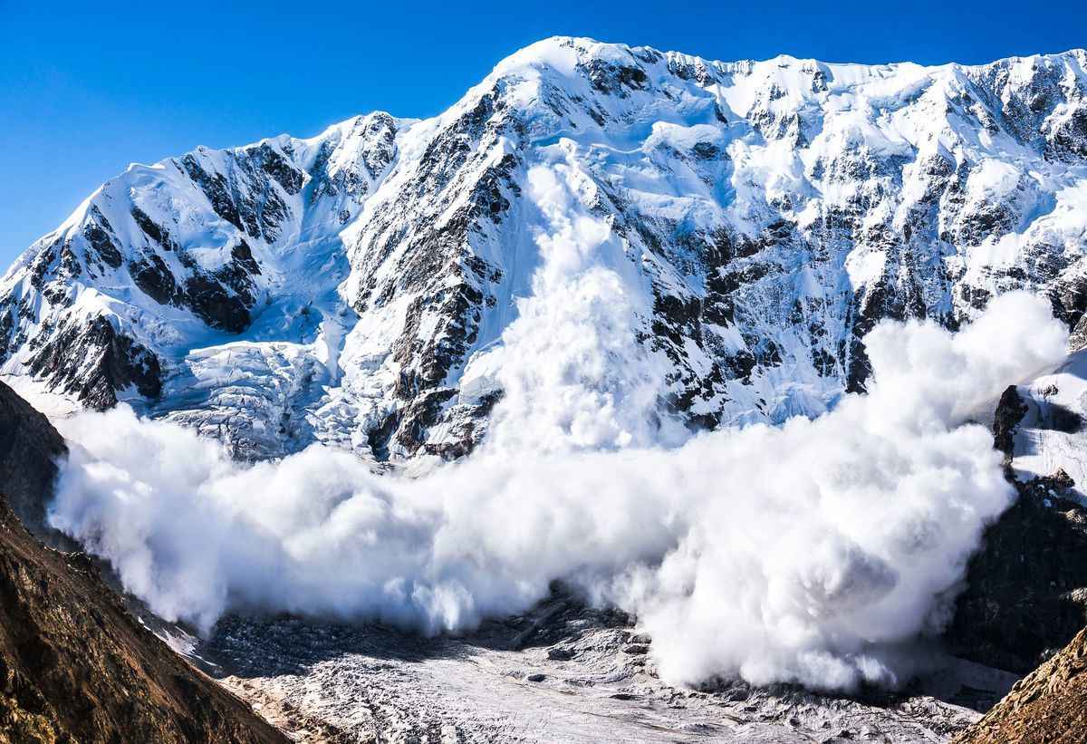 雪崩是在雪山中經常發生的自然災害，遭遇雪崩的人往往不能倖免。（Shutterstock）