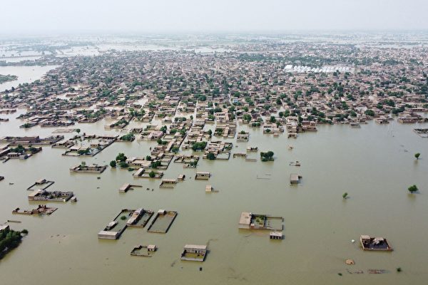 此鳥瞰圖顯示的是2022年8月30日，俾路支省賈法拉巴德地區，暴雨過後，德拉安拉耶爾鎮被淹沒的居民區。（Fida Hussain/AFP via Getty Images）