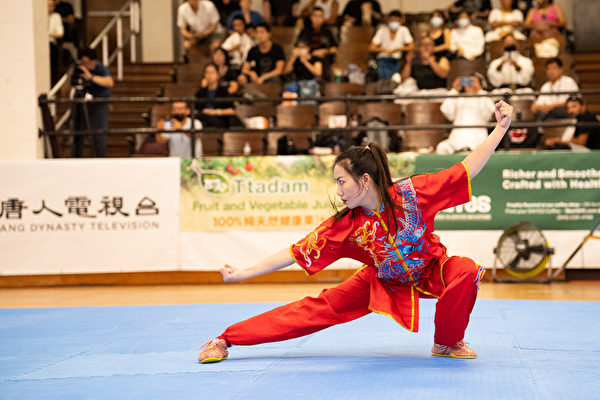 8月27日，來自台灣的女子拳術組選手王瑜珮在第七屆「新唐人全世界中華傳統武術大賽」複賽中表演少林燕青拳。（戴兵/大紀元）