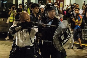 香港警察舉霰彈槍對準示威者 被指危險動作