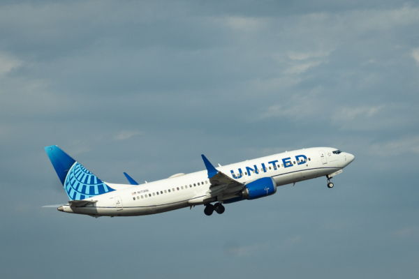 美聯航飛東京航班因引擎故障 被迫返航