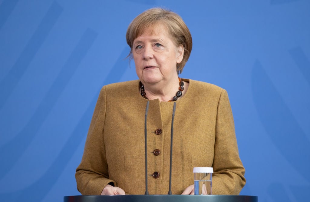德國總理默克爾在2021年4月13日發佈會上表示，為了更好防疫必須在全國實行「緊急剎車」措施。（Andreas Gora - Pool/Getty Images）