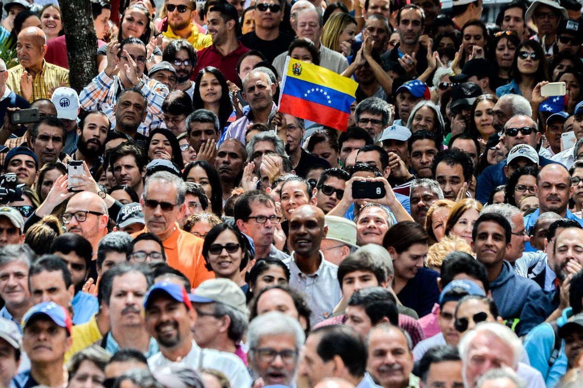 委內瑞拉反對派支持者於2019年1月25日在首都加拉加斯東部Chacao的玻利瓦爾廣場聽取國民議會議長，臨時總統胡安·瓜伊多（Juan Guaido）的講話。（LUIS ROBAYO/AFP/Getty Images）