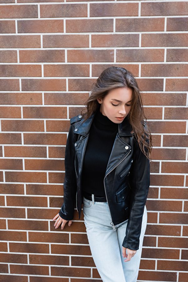 黑色皮夾克，配黑色高領衫，經典帥氣。（Shutterstock）