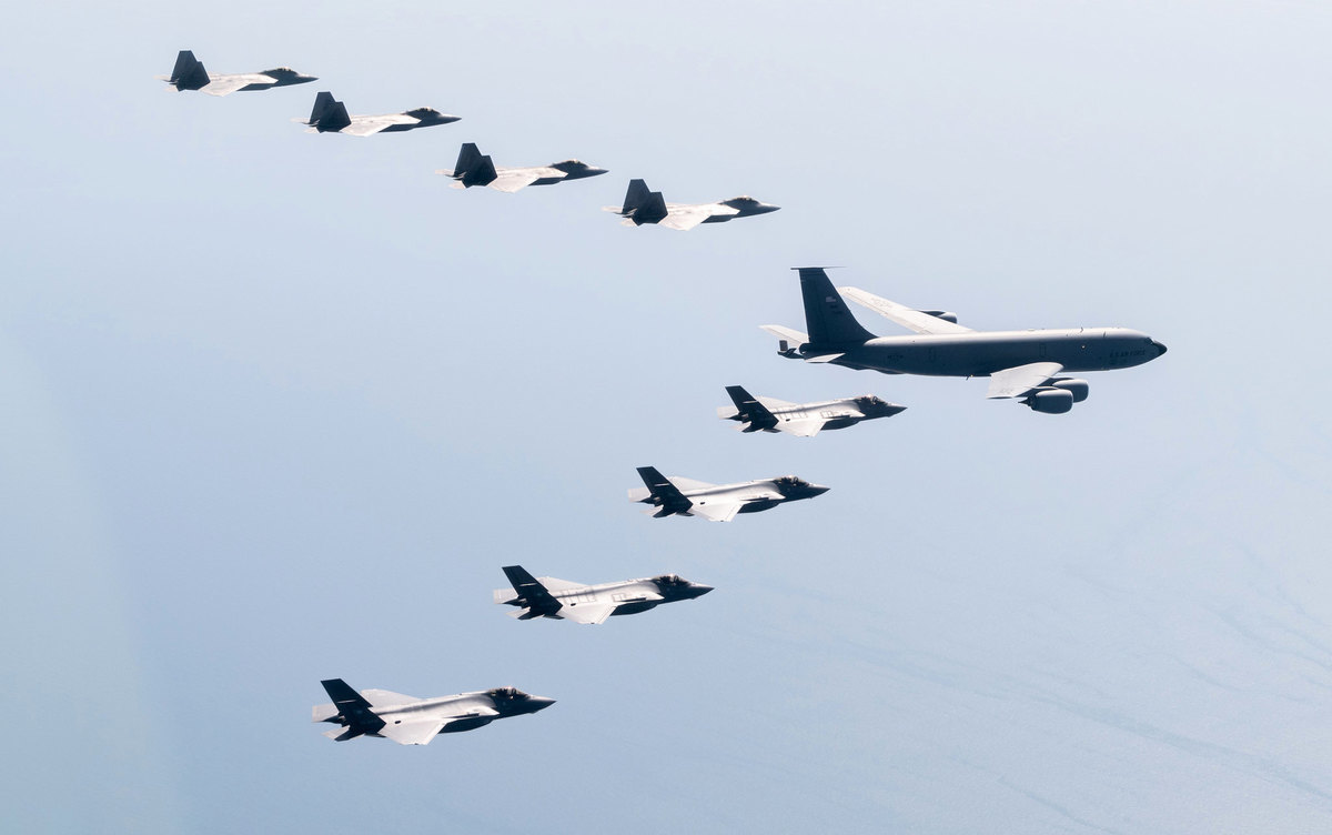 4月1日，美國空軍第199戰鬥機中隊的F-22猛禽戰鬥機和日本航空自衛隊第302戰鬥機中隊的F-35A閃電II戰機與KC-135加油機在日本岩國基地上空一起飛行。（美國空軍）