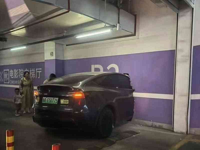 Tesla失控撞穿牆 停車場被質疑豆腐渣工程
