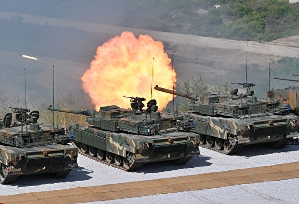 2023年6月15日，美韓聯合軍演，南韓的K-2坦克在位於波川（Pocheon）的星津消防訓練場（Seungjin Fire Training Field）開火。（JUNG YEON-JE/POOL/AFP via Getty Images）