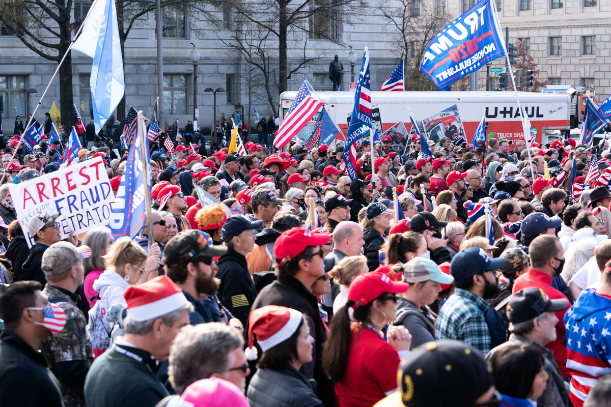 圖為2020年12月12日，數十萬來自美國各州的民眾聚集首都華盛頓DC，舉行盛大集會和遊行，要求「停止竊選（Stop The Steal）」，力挺特朗普總統。圖為支持者在自由廣場舉行集會。（石青雲／大紀元）