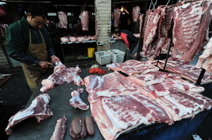 孟晚舟庭審前 中共暫停兩加拿大豬肉商進口
