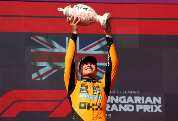 2025年8月3日,F1大獎賽匈牙利站正賽,麥拿侖英國車手羅禮士(Lando Norris)採用「一停」策略,力壓隊友、澳洲車手皮亞斯特利(Oscar Piastri)率先衝線,奪得冠軍。(Clive Rose/Getty Images)