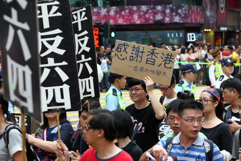 圖為2013年5月26日香港支聯會發起六四24周年愛國民主大遊行，要求平反六四，結束一黨專政，建設民主中國，大會宣佈1600人參加，有大陸學生專門參加遊行表示感謝。（潘在殊／大紀元）