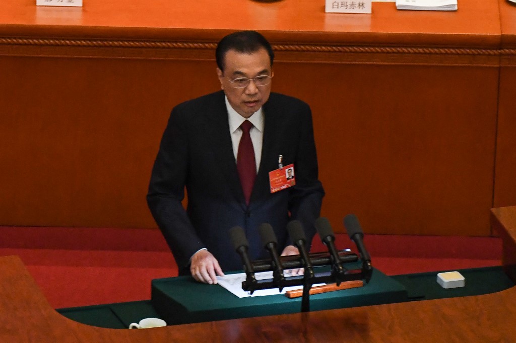 2022年3月5日，中共國務院總理李克強在北京人民大會堂舉行全國人大會議開幕式上發表工作報告。（Leo RAMIREZ / AFP）