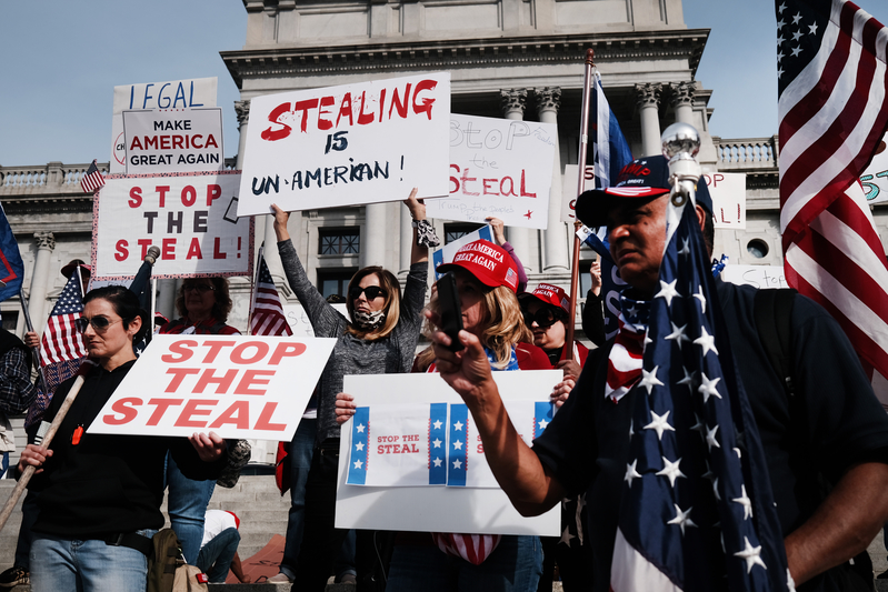 2020年11月5日，賓夕凡尼亞州哈里斯堡，民眾聚集在州議會大廈前抗議選舉舞弊，要求停止偷竊。（Spencer Platt/Getty Images）