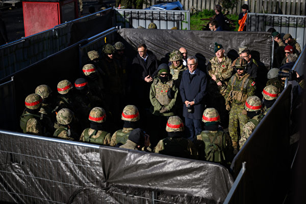 2022年11月9日，英國英格蘭東南部，北約（NATO）秘書長斯托爾滕貝格（Jens Stoltenberg，中）對受訓的烏克蘭軍隊發表講話。（Leon Neal/Getty Images）
