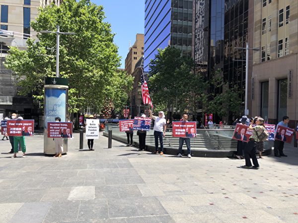 11月20日，澳洲民眾在保持社交距離的前提下，在悉尼市中心馬丁廣場舉行挺特集會。圖為集會現場。（黎子墨／大紀元）