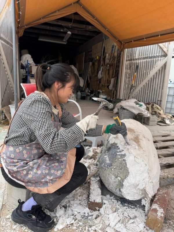 2025年7月24日,自由雕塑公園內多處設施遭破壞。圖為公園義工黃春遠在園內幫忙製作雕塑。(受訪者提供)