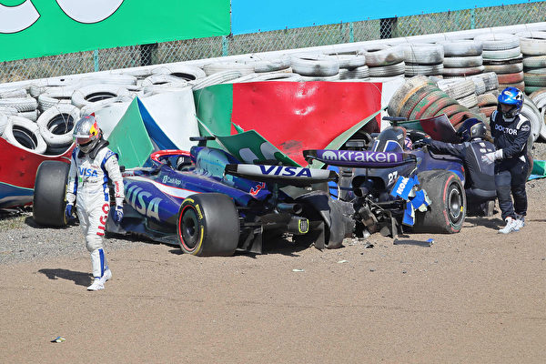 2024年4月7日,F1大獎賽日本站,比賽剛一開始,里卡多和阿爾本在4號彎發生碰撞,雙雙撞上輪胎防護牆,比賽被迫暫停長達半小時。圖為里卡多(左)離開自己的賽車。(STR/JIJI PRESS/AFP via Getty Images)