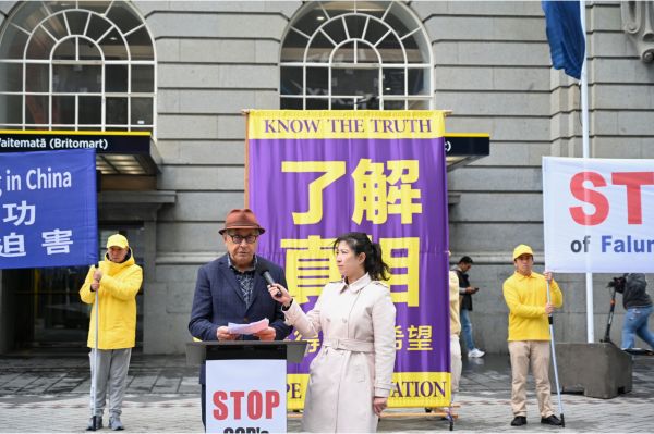 2025年6月28日,法輪功學員在紐西蘭奧克蘭集會遊行,揭露中共對法輪功學員長達26年的迫害,呼籲國際社會正義人士共同努力、制止中共的反人類罪行。圖為前首都威靈頓市議員Tony Brunt在集會上發表演講。(趙凱/大紀元)