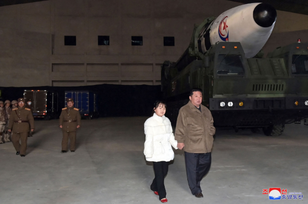 2022年11月18日,北韓領導人金正恩偕同女兒金朱愛在平壤國際機場視察火星-17型(Hwasong-17)洲際彈道導彈的試射。(KCNA VIA KNS/AFP)