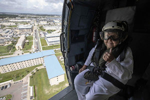 美海軍遺孀如願搭乘直升機 慶祝百歲誕辰