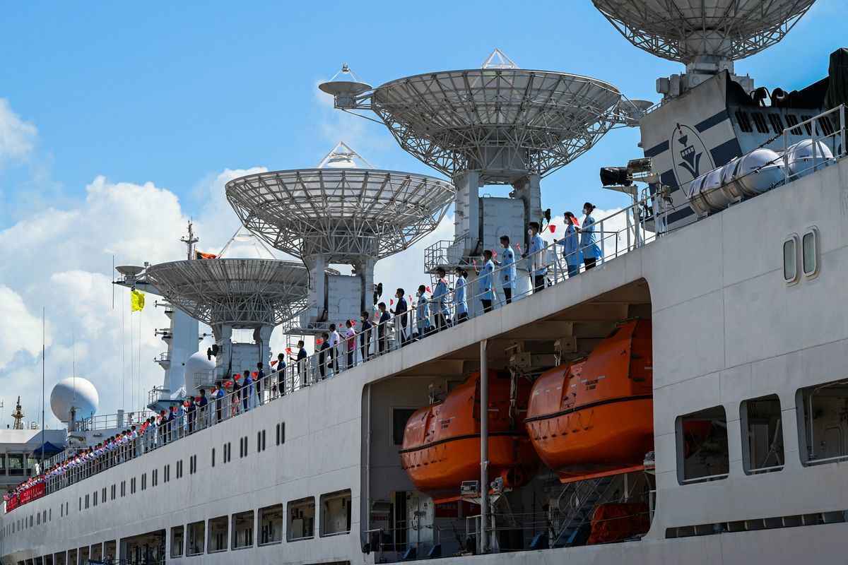 2022年8月16日，中共測量船「遠望5號」抵達漢班托塔港。安全分析師說，「遠望5號」是中共最新一代的太空監測船之一，可用於監測衛星、火箭和洲際彈道導彈的發射。 （ISHARA S. KODIKARA/AFP via Getty Images）