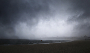 「迷你氣旋」突襲悉尼北海灘 造成一死兩重傷