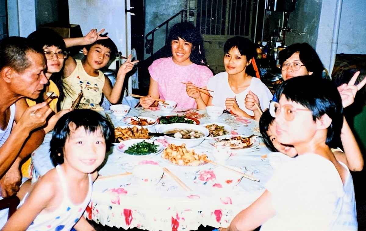 在家成功教育6孩，洛縣新月谷鎮議員伊利沙伯·阿勒斯（Elizabeth Ahlers），1987年在台灣感受中國美食（左5）。（Elizabeth Ahlers提供）