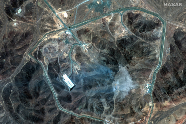 這張由Maxar Technologies提供的衛星照片拍攝於2025年6月22日,顯示美國襲擊伊朗福爾多核設施後的情景。 (Satellite image ©2025 Maxar Technologies / AFP)