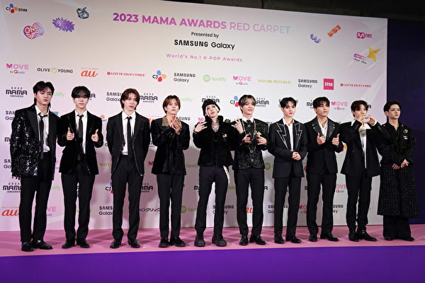 南韓男團TREASURE出席2023 MAMA Awards紅毯照。（Christopher Jue/Getty Images）