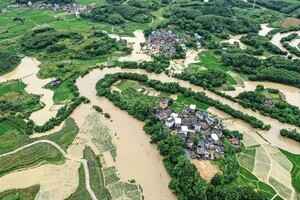 中國遭遇暴雨、熱浪和龍捲風三重襲擊