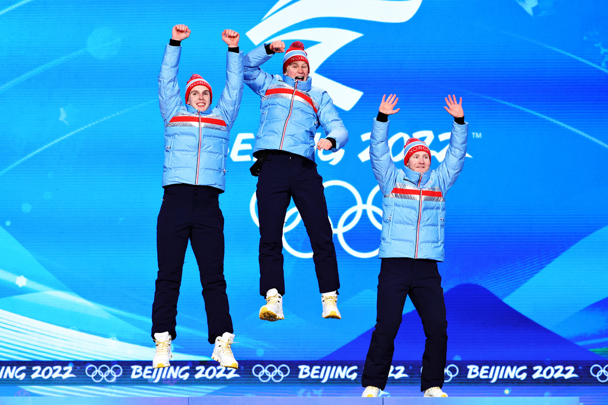 2022年2月15日，挪威隊的Hallgeir Engebraaten、Peder Kongshaug、和Sverre Lunde Pedersen贏得北京冬奧男子團體追逐賽冠軍。（Elsa/Getty Images）