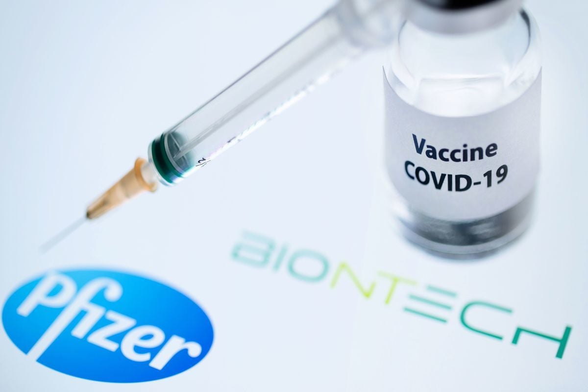 美國輝瑞（Pfizer）藥廠和德國醫藥公司BioNTech研發的中共病毒（COVID -19）疫苗已經首先被英國批准投入使用。（JOEL SAGET/AFP/Getty Images）