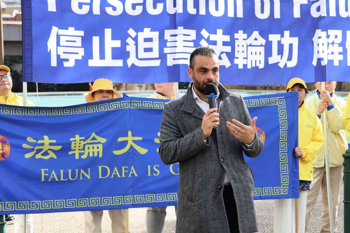 2025年7月17日,悉尼部份法輪功學員在市中心市政廳前舉行7.20反迫害26周年系列活動。圖為悉尼Cumberland市市議員奧夫(Ahmed https://i.epochtimes.com/assets/uploads/2025/07/id14553578-Ahmed-Ouf-600x400.jpgOuf)在集會上發言。(文清揚/大紀元)